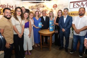 Lançamento do livro do Desembargador Orlando Rocha é prestigiado na Bienal do Livro de Alagoas