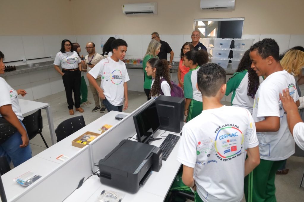 Cesmac fortalece ensino científico com entrega de Laboratórios Maker em Alagoas