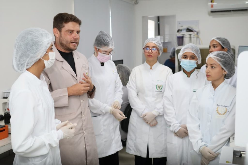 Estudantes de Fisioterapia conhecem rotina de laboratório em atividade acadêmica do Cesmac do Agreste