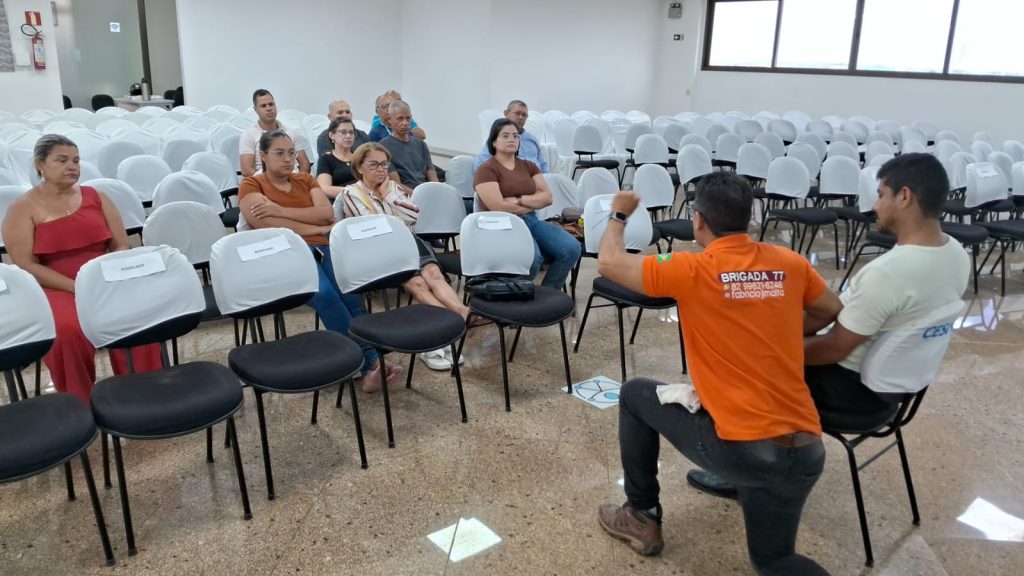 Cesmac do Agreste realiza treinamento teórico e prático de Brigada de Emergência para colaboradores e agentes de portaria